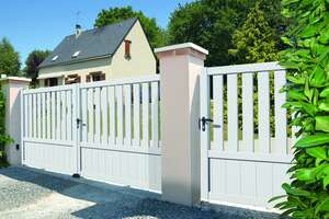 Portail PVC droit sur cadre alu battant DC CAIUS CV15 - Blanc - Ouverture manuelle