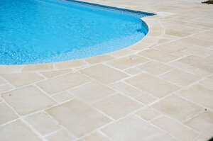 Margelle de piscine WESER BERGERAC courbe en pierre reconstituée coulé crème L. 48 x l. 31 x Ép. 3,5 cm