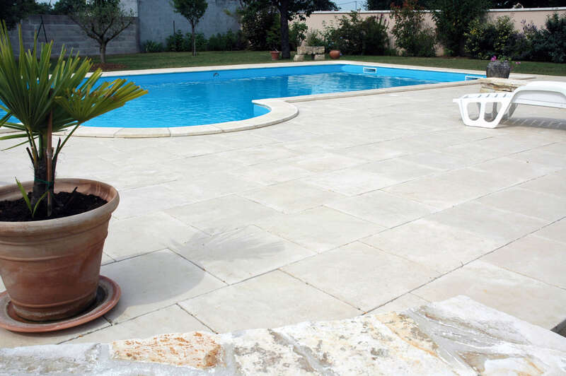 Margelle de piscine WESER BERGERAC angle intérieur R15 en pierre reconstituée coulé crème L. 49,5 x l. 31 x Ép. 3,5 cm