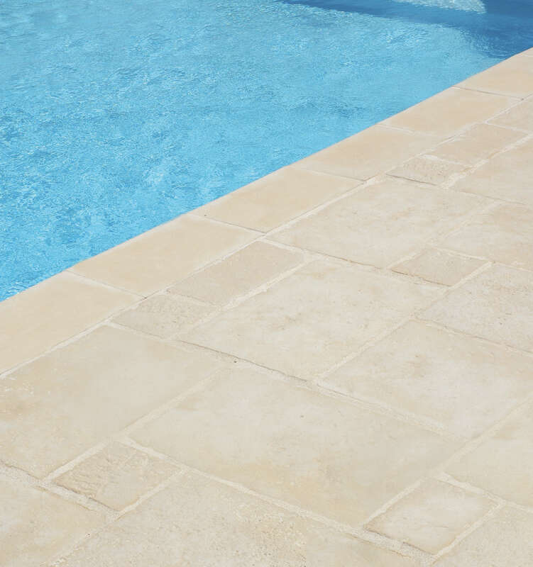 Margelle de piscine WESER BERGERAC angle roman droit en pierre reconstituée coulé crème L. 35 x l. 31 x Ép. 3,5 cm
