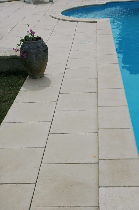 Margelle de piscine WESER BERGERAC angle roman droit en pierre reconstituée coulé crème L. 35 x l. 31 x Ép. 3,5 cm