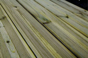 Lame de terrasse en Pin rouge - 1 face lisse/1 face rainurée - traité classe 4 vert - 26x145 mm - L. 4,2 m