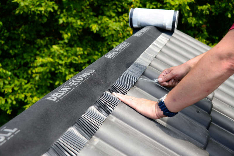 Closoir de ventilation pour aération et étanchéité en aluminium DELTA® ECO ROLL rouge terre cuite / noir - Rouleau de L. 5 m x l. 240 mm