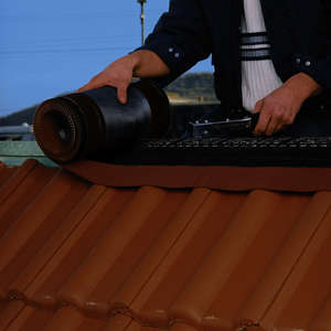 Closoir de ventilation pour aération et étanchéité en aluminium DELTA® ECO ROLL rouge terre cuite / noir - Rouleau de L. 50 m x l. 380 mm