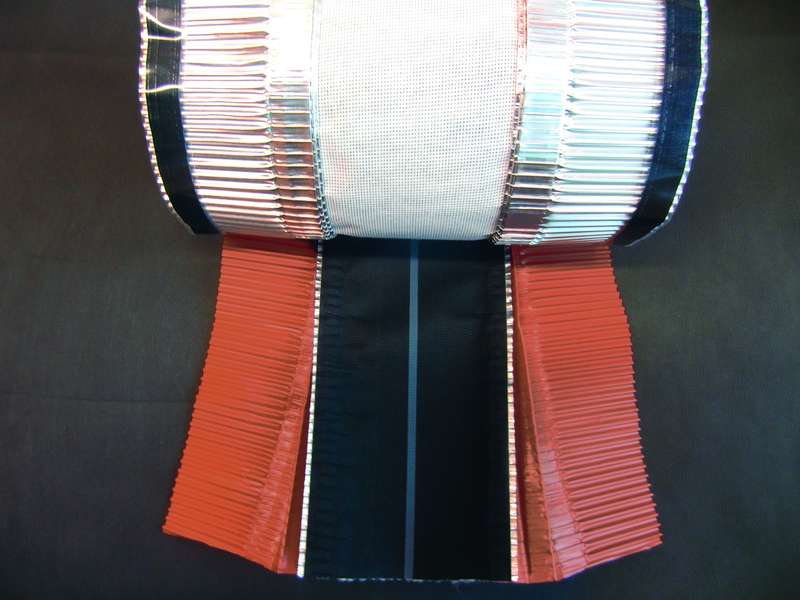 Closoir de ventilation extensible pour faîtages et arêtiers en polyester et aluminium DELTA® EXXTENSO ROLL rouge terre cuite / noir - Rouleau de L. 30 m x l. 310 mm