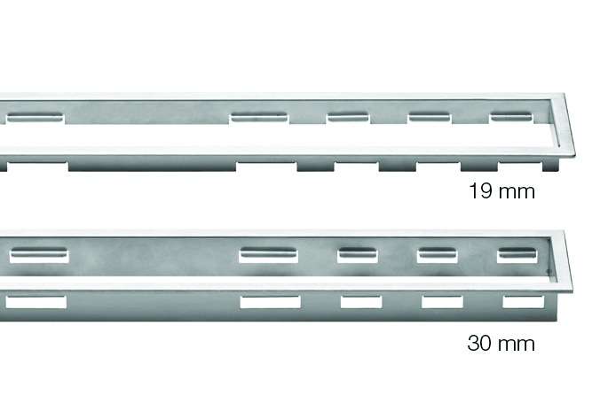 Cadre standard avec grille classique pour caniveau de douche SCHLÜTER KERDI-LINE-A en acier inoxydable brossé V4A L. 1,8 m x l. 47 x H. 19 mm