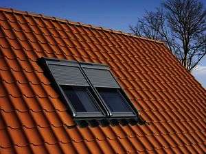 Volet roulant électrique solaire SSL en aluminium gris anthracite pour fenêtre de toit CK04 l. 55 x H. 98 cm