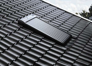 Volet roulant solaire SSL en aluminium gris anthracite pour l'isolation thermo-acoustique des fenêtres de toit PK06 l. 94 x H. 118 cm