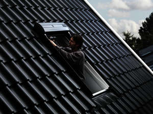 Volet roulant solaire SSL en aluminium gris anthracite pour fenêtre de toit 6 l. 55 x H. 98 cm