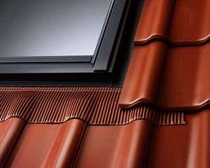 Raccord CK02 rouge brun pour l'étanchéité de fenêtre de toit - pose traditionnelle sur tuile l. 55 x H. 78 cm