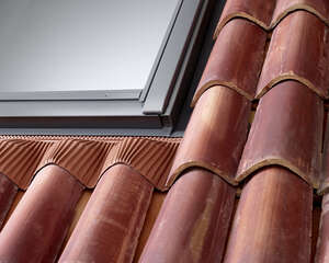 Raccord SK06 rouge brun pour l'étanchéité de fenêtre de toit - pose traditionnelle sur tuile l. 114 x H. 118 cm