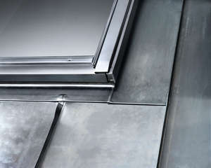 Raccord SK06 en zinc naturel pour l'étanchéité de fenêtre de toit - pose traditionnelle sur tuile l. 1,14 x H. 1,18 m